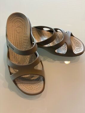 Crocs Tan Strappy Sandaly, 7